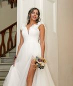 Novia con falda de tul abierta y ramo de flores secas en Celebra Gandía 2025