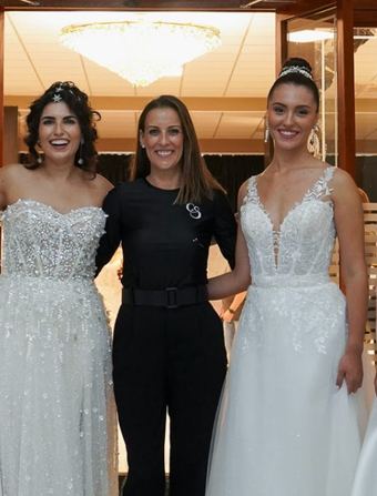 Carolina Sierra junto a cuatro novias con sus vestidos en Celebra Gandía 2025