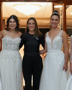 Carolina Sierra junto a cuatro novias con sus vestidos en Celebra Gandía 2025