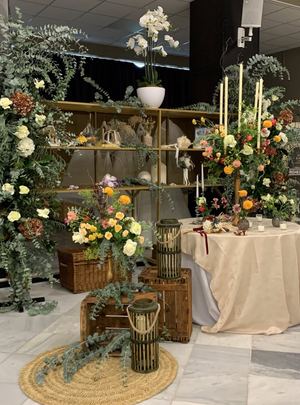 Composición floral con eucalipto, velas y mesa vestida en Celebra Gandía 2025