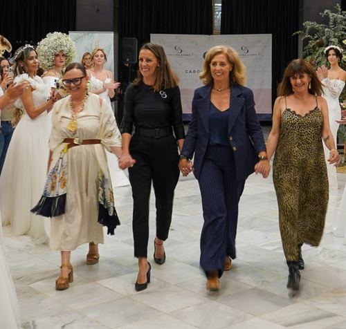 Final del desfile de Celebra Gandía 2025: las organizadoras salen a la pasarela con las modelos