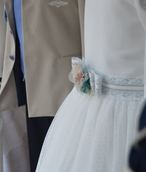 Detalle de la colección de La Cuna Comuniones: vestido de comunión con fajín de flores y trajes de marinero y almirante