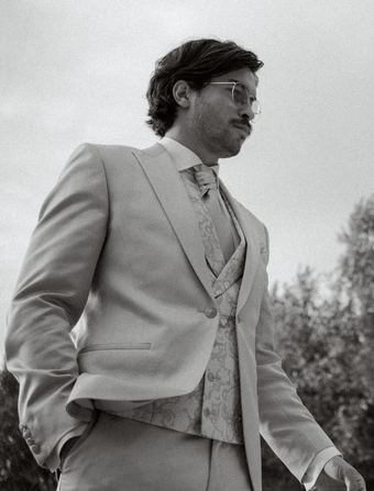 Caballero con traje claro de tres piezas de Confecciones Milán, en blanco y negro