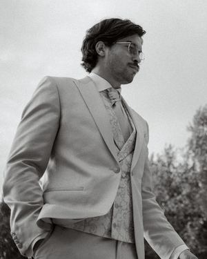 Caballero con traje claro de tres piezas de Confecciones Milán, en blanco y negro
