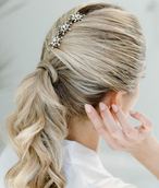 Peinado de novia recogido con horquillas joya de MonteColina Atelier